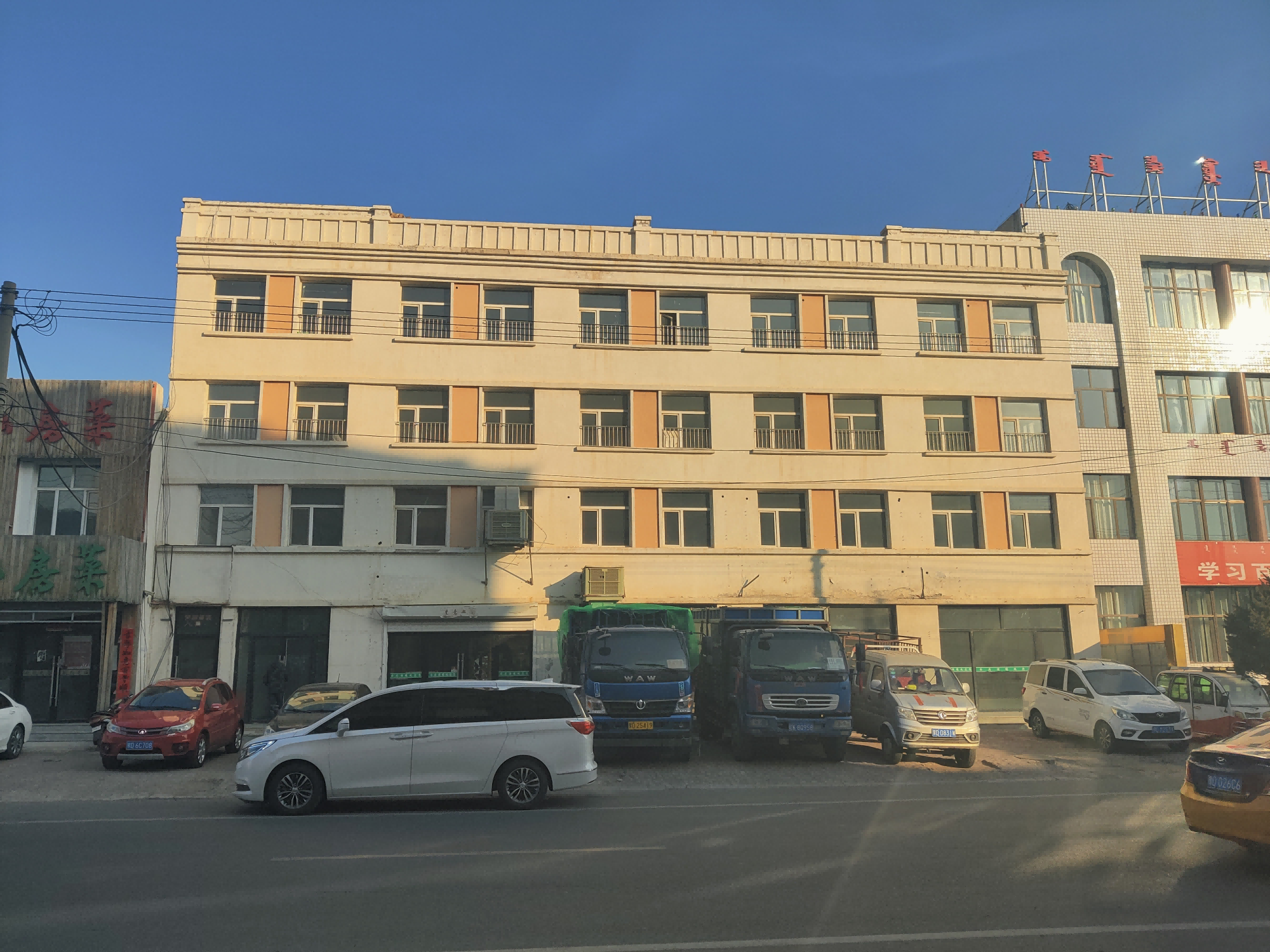 内蒙古赤峰市天山镇西市路东和平巷北商业楼房产