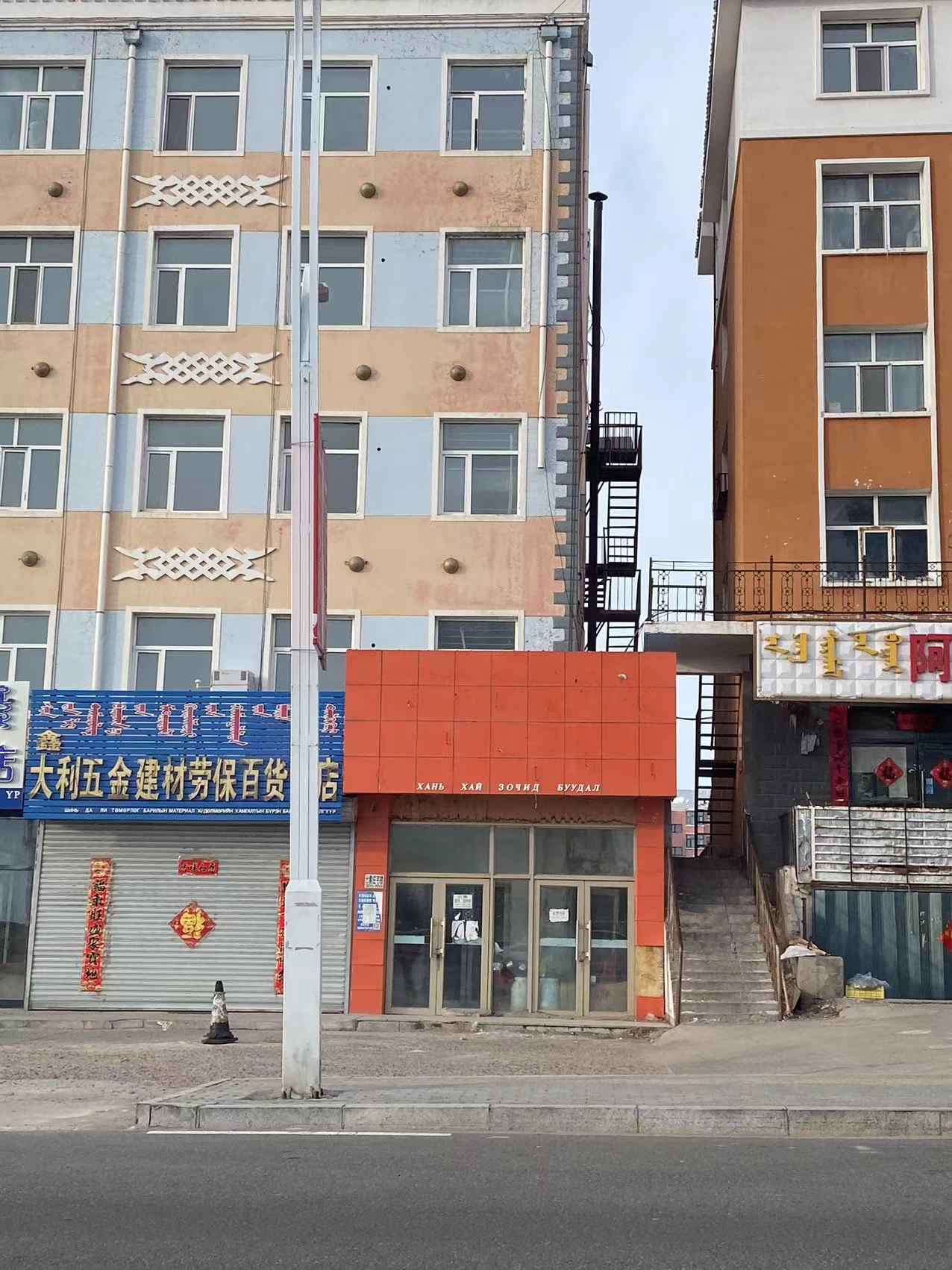 内蒙古自治区呼伦贝尔市新巴尔虎左旗阿木古郎镇第三居委（热力住宅综合楼东南角门市）房产